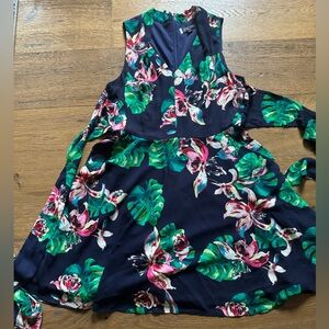 Fully lined Tahari mid length sleeveless dress. Navy base with floral.sz8 petite